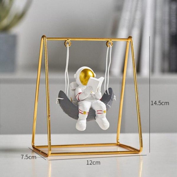 figurine-astronaute-balancoire-lecture